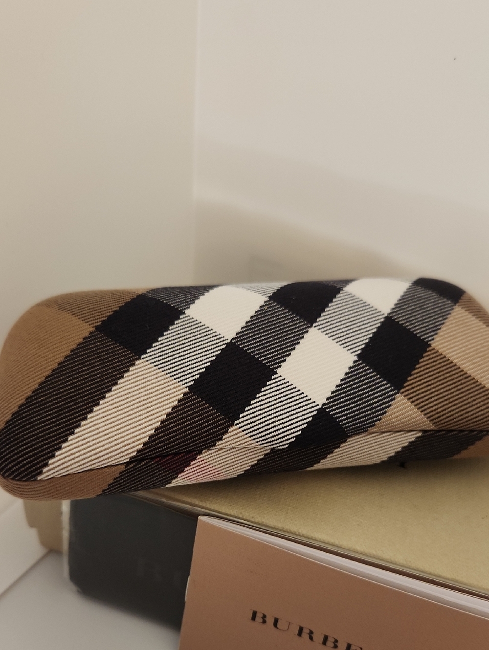 NIB Authentic Burberry case for eyeglasses. Includes microfiber cleaning cloth - Picture 5 of 8